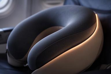 Ergonomisches Nackenkissen aus Memory-Schaum auf einem Flugzeugsitz